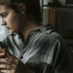 Mi sento sola anche quando sono circondata da persone: solitudine e ansia sociale nell'era digitale